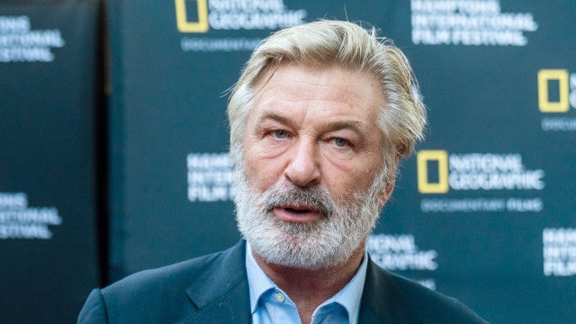 Alec Baldwin grava com arma um dia após ter acusações retiradas