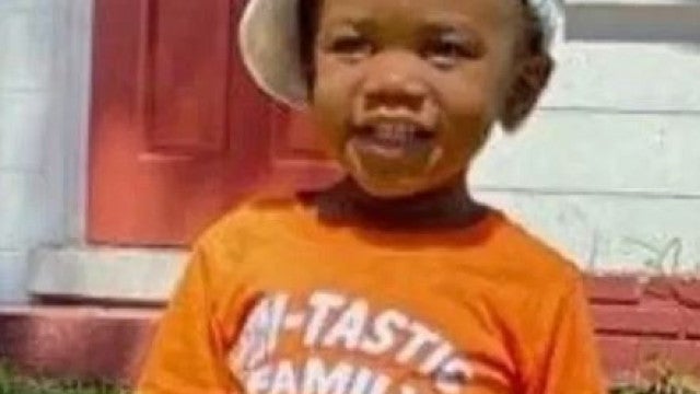 Polícia encontra corpo de criança desaparecida na boca de crocodilo