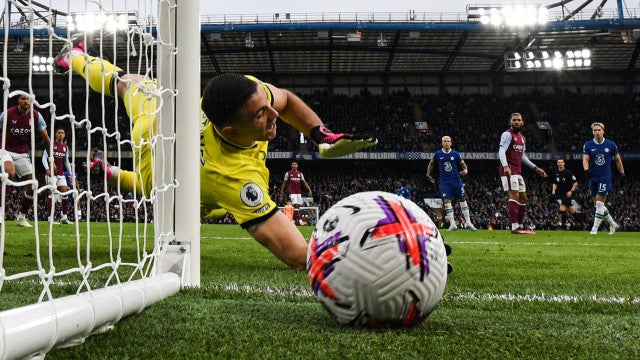 Melhor goleiro do mundo brilha e Aston Villa vence o Chelsea fora de casa