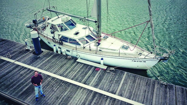 Max Fercondini abandona carreira de ator e vive em barco em Portugal