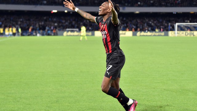 Milan arrasa o Napoli e sobe para o 3º lugar do Campeonato Italiano