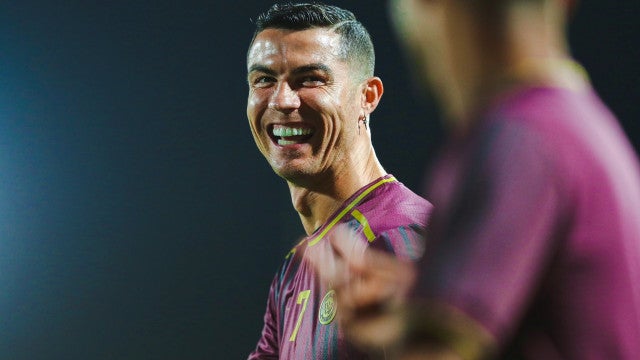 Cristiano Ronaldo aparece sorridente no treino do Al Nassr