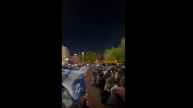 Após vitória, torcedores do Porto cantam na porta do estádio do Benfica