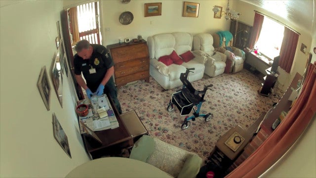 Paramédico é flagrado roubando dinheiro de idosa que acabara de morrer