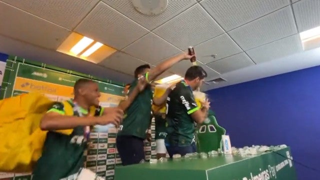 Abel Ferreira leva banho de gelo em plena coletiva de imprensa