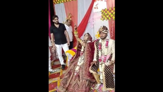 Autoridades procuram noiva que disparou tiros durante casamento na Índia