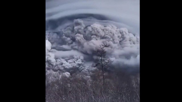 Um dos mais ativos vulcões da Rússia entrou em erupção. E há imagens