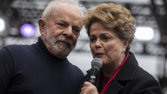 Lula é recebido por Dilma no aeroporto ao desembarcar na China