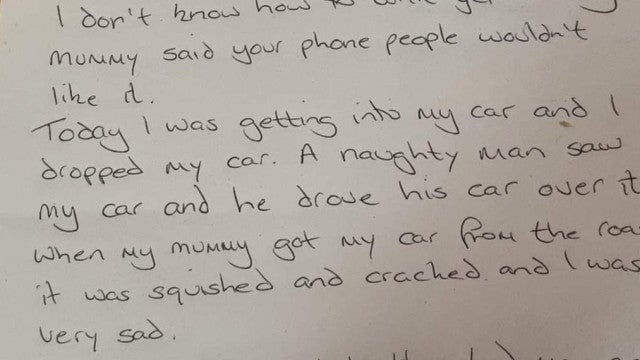 "Homem mau". Carro de brincar é atropelado e menino envia carta à polícia