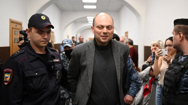 Rússia condena um dos maiores opositores de Vladimir Putin a 25 anos de prisão