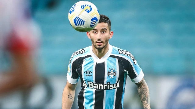 Jogador do Grêmio sofre múltiplas fraturas no rosto e será operado
