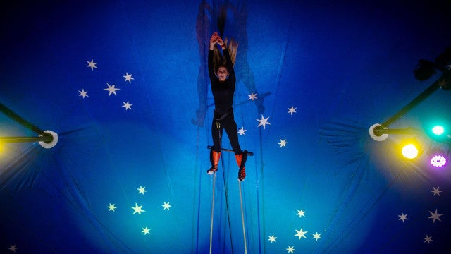 Acrobata chinesa morre ao cair durante apresentação no circo com o marido