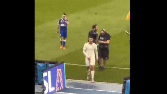 Torcedores gritam por Messi e Cristiano Ronaldo rebate com gesto obsceno