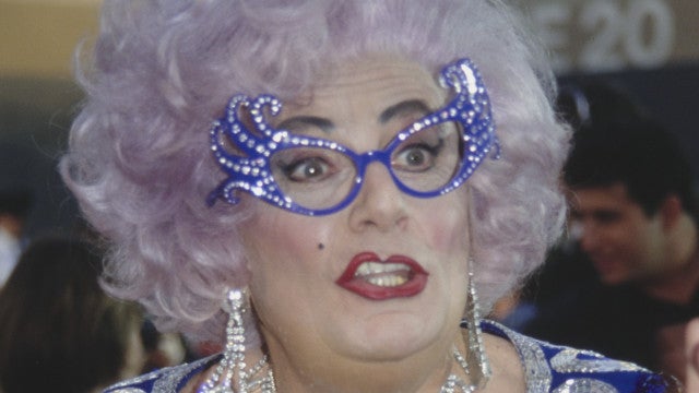 Barry Humphries, conhecido pela personagem Edna Everage, morre aos 89 anos