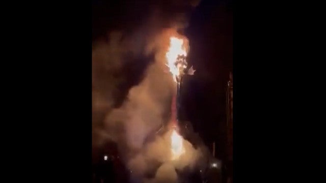 Dragão de 14 metros pega fogo durante espetáculo na Disney
