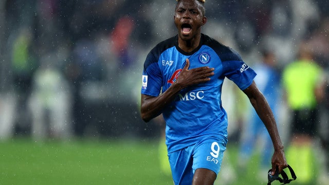 ‘Loucura tota’: Napoli é recebido por 10.000 adeptos após bater Juventus