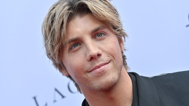 Ator de ‘The White Lotus’ se casa com o cabeleireiro de Kim Kardashian