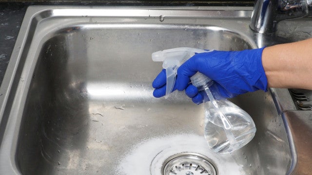 Mulher morre na Espanha após inalar produto de limpeza comum