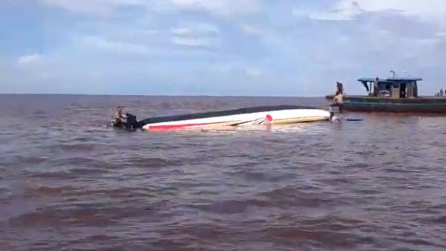 Onze mortos e nove desaparecidos em naufrágio de barco na Indonésia