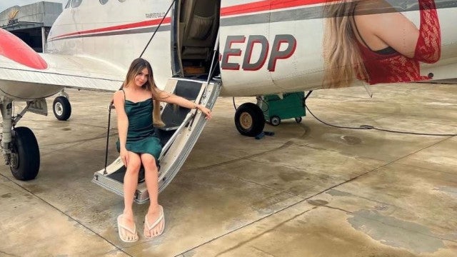 ‘Calço mesmo número do meu pai’, diz Melody sobre foto com pezão comparada ao ‘Abaporu’