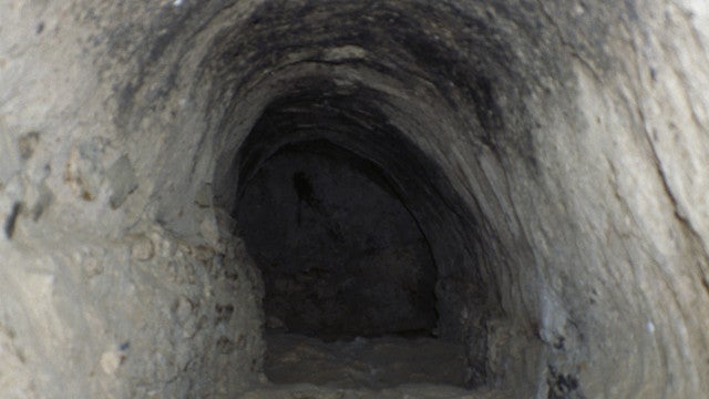 Homem encontra quarto secreto na cave de casa com cama e livros sexuais