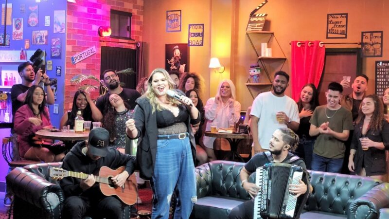 Lia Almeida grava DVD acústico em cenário de boteco goiano