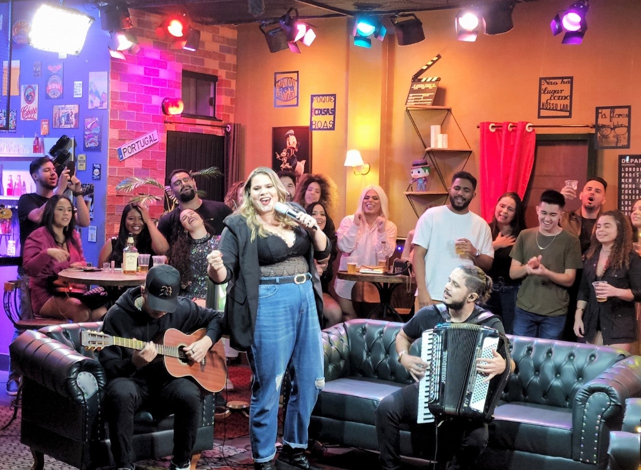 Lia Almeida grava DVD acústico em cenário de boteco goiano