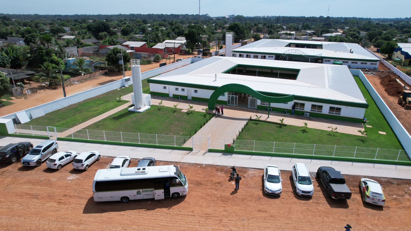 Dorner visita obras de 7 novas escolas em Sinop com entidades, empresários e vereadores