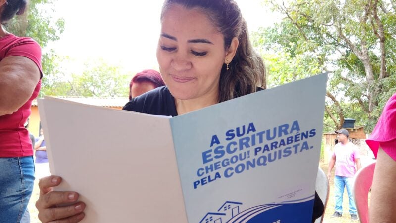 “Agora podemos progredir na nossa terra”, diz moradora de assentamento ao receber escritura