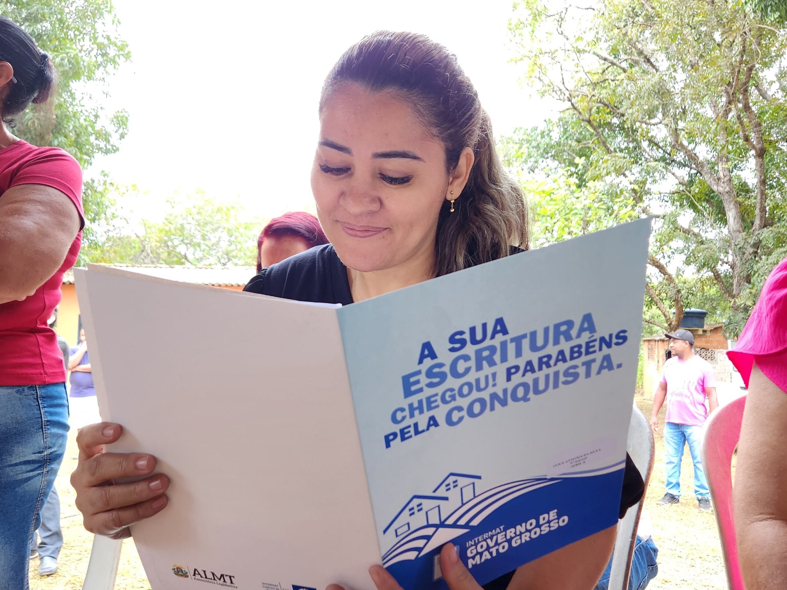 “Agora podemos progredir na nossa terra”, diz moradora de assentamento ao receber escritura