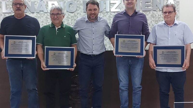 Emocionados Médicos Pioneiros de Guarantã do Norte recebem Título de Cidadão Honorário Guarantanhense no dia Mundial do Médico de Família