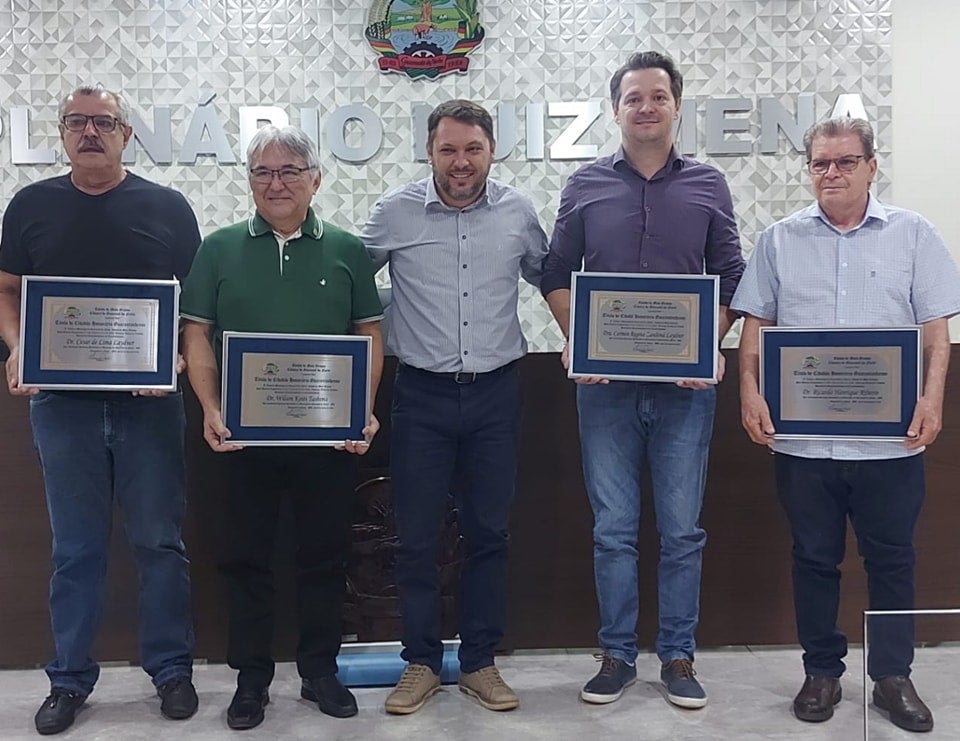 Emocionados Médicos Pioneiros de Guarantã do Norte recebem Título de Cidadão Honorário Guarantanhense no dia Mundial do Médico de Família