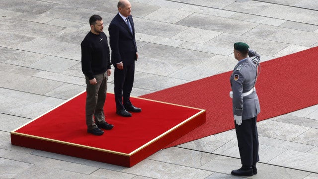 Zelensky recebido em Berlim com honras militares por Olaf Scholz
