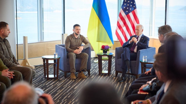 Biden anuncia mais apoio militar dos EUA em encontro com Zelensky