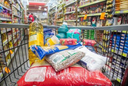 Cesta básica fica R$ 6,51 mais barata com recuo de 9% do tomate