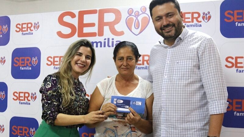 Prefeito e secretária entregam cartões do Ser Família em Colíder