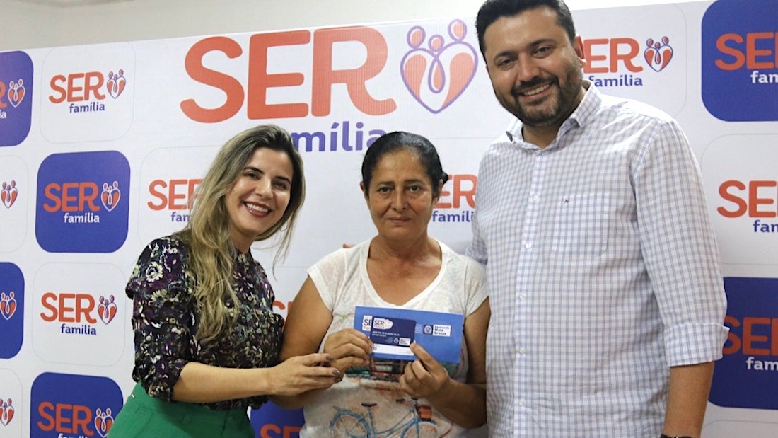 Prefeito e secretária entregam cartões do Ser Família em Colíder