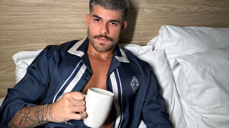 Modelo Lucas de Albú conta que não se achava bonito antes de ser chamado para campanhas: “Não tinha autoestima boa”