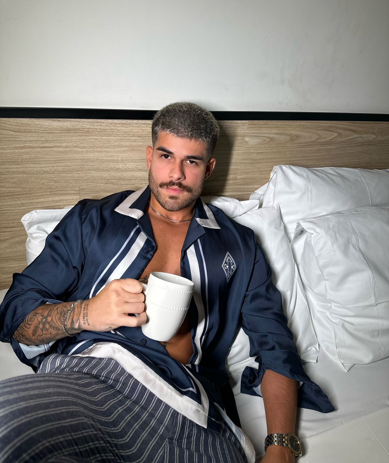 Modelo Lucas de Albú conta que não se achava bonito antes de ser chamado para campanhas: “Não tinha autoestima boa”