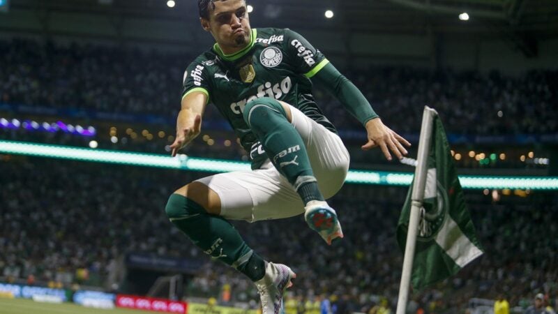 Palmeiras goleia o Grêmio e assume a liderança do Brasileirão