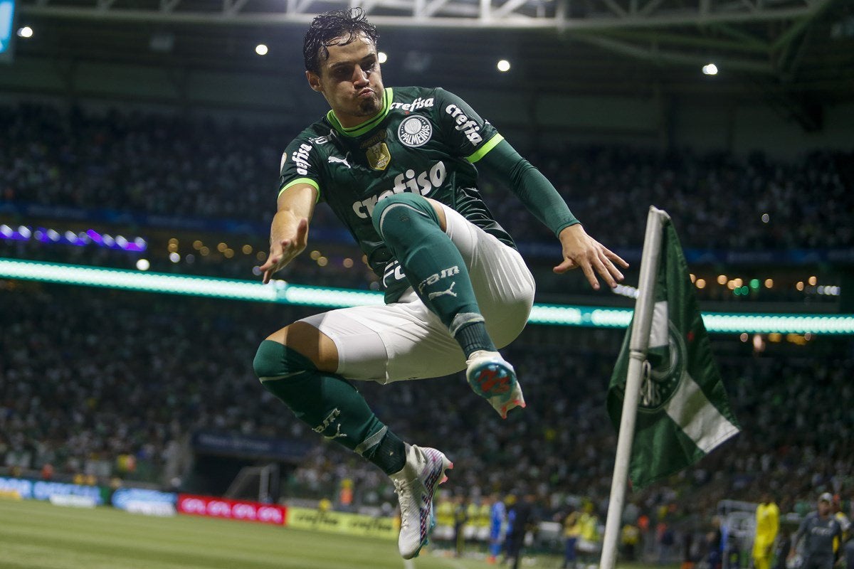 Palmeiras goleia o Grêmio e assume a liderança do Brasileirão