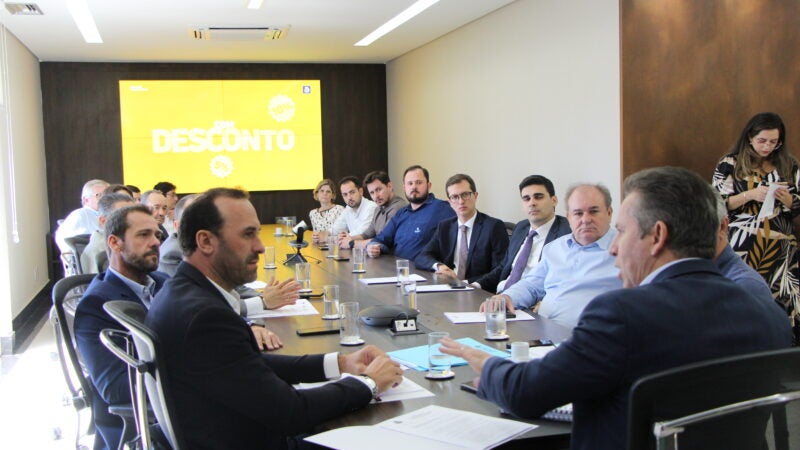 Aprosoja-MT participa de entrega de relatório da Ferrogrão para governador Mauro Mendes