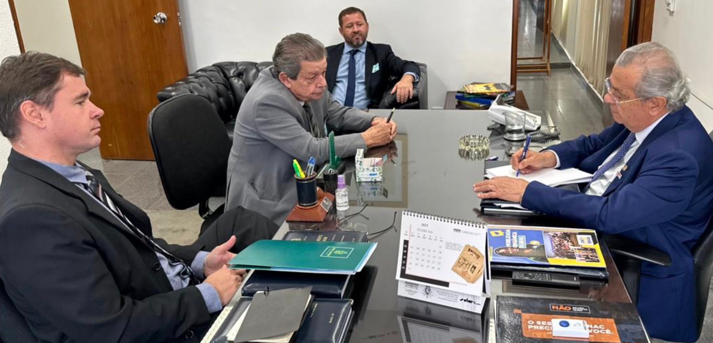 Prefeito em exercício de Nova Mutum pede a senador emenda para obras no aeroporto
