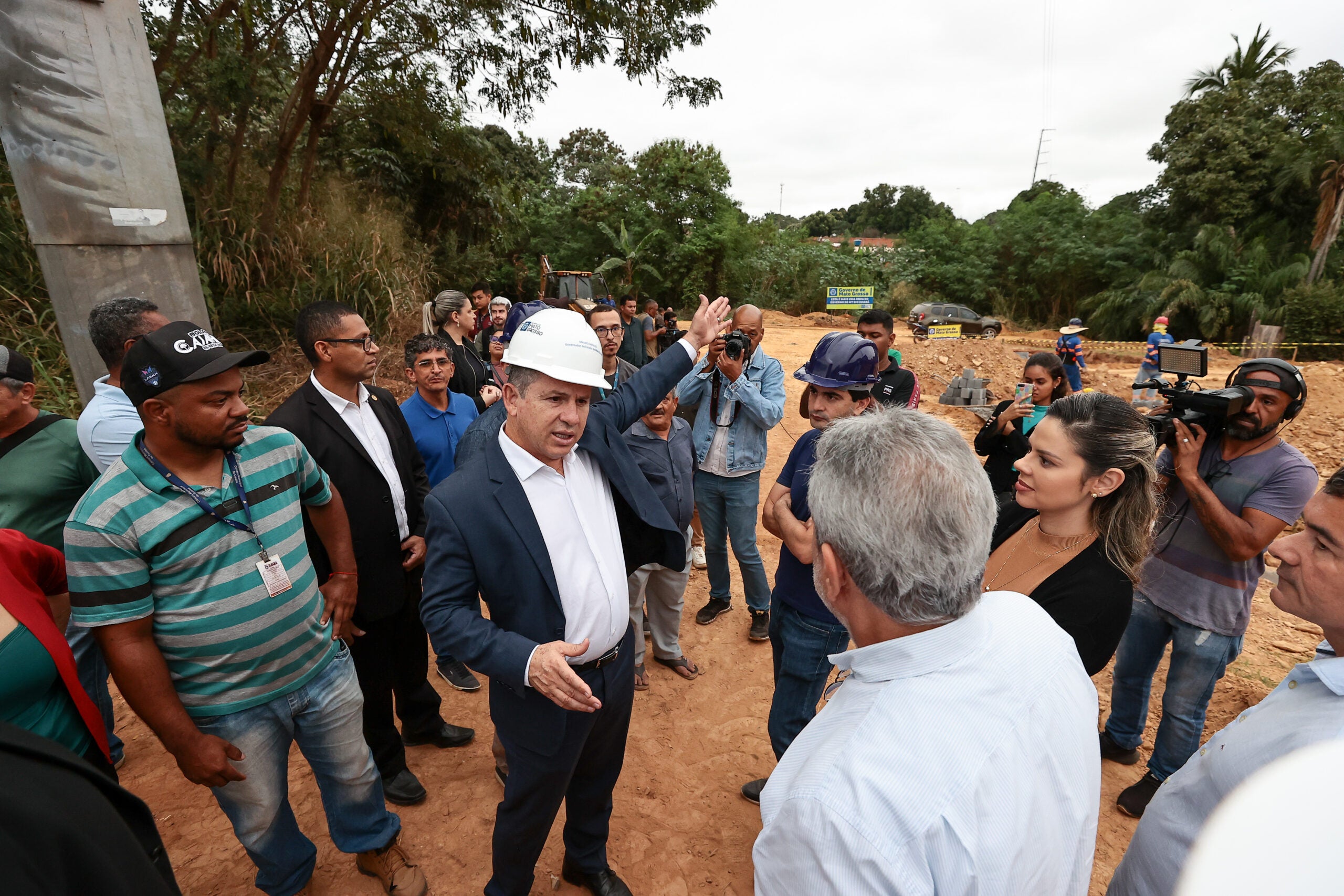 Governador vistoria obras em bairros de Cuiabá com investimentos de R$ 42 milhões; “sonho de muitas décadas”, diz