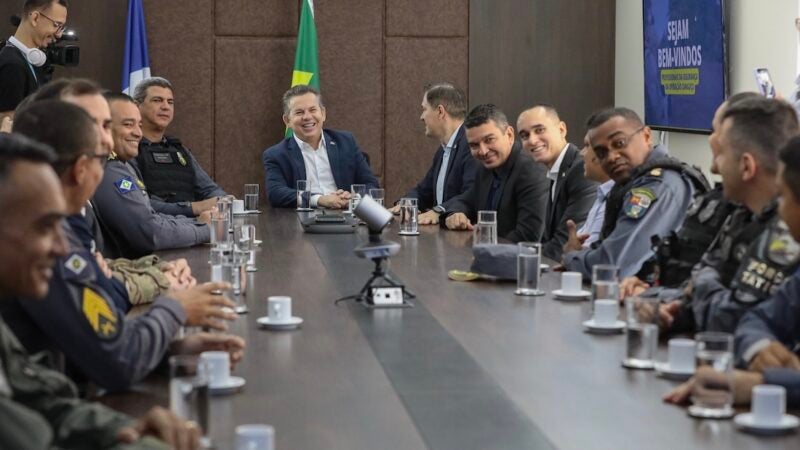 Governador homenageia policiais que combateram quadrilha que atacou em MT; assista