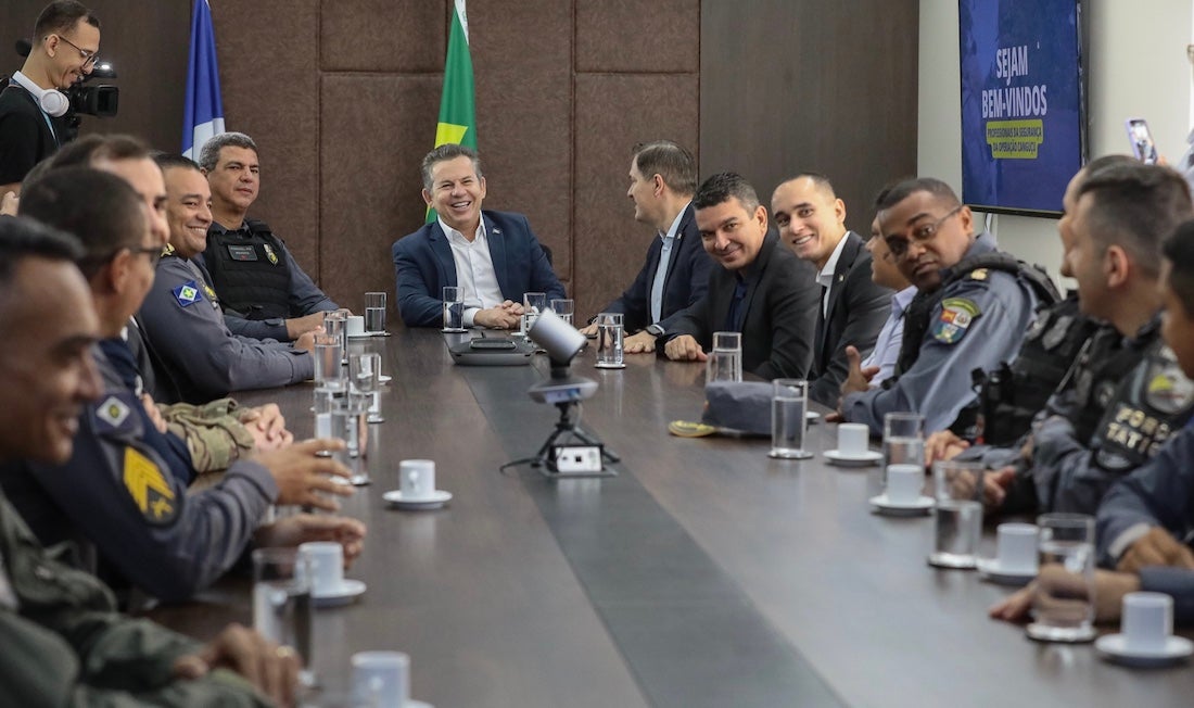 Governador homenageia policiais que combateram quadrilha que atacou em MT; assista