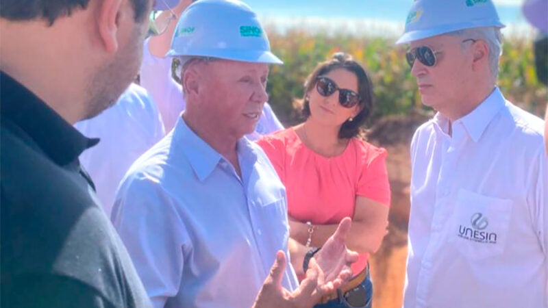 Sinop: prefeito inspeciona obras e asfaltamento avança para 45% de estrada de acesso à rodovia  