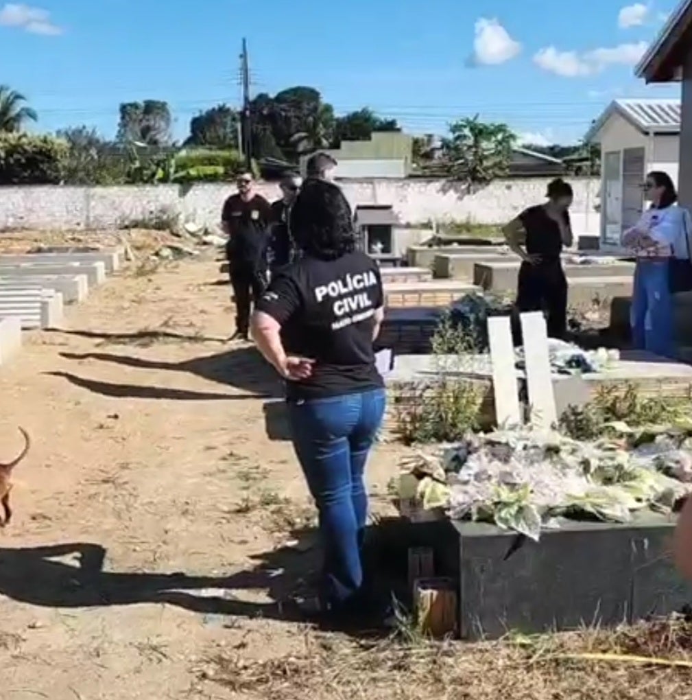 Polícia faz exumação de corpo criança para investigar a causa da morte