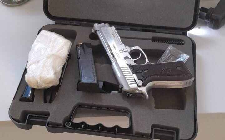 Polícia apreende arma após denúncia de que mulher seria executada