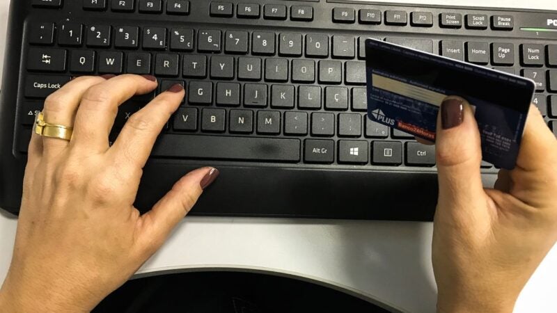 Reforma tributária pode diminuir impactos do e-commerce ilegal, avalia especialista